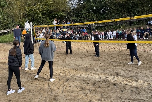 Volleyballfeld eingeweiht